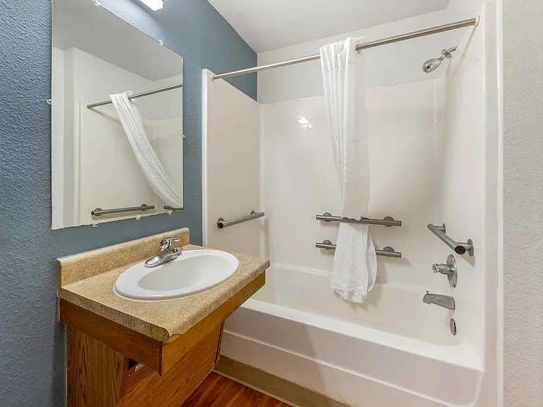 Deluxe Studio - 1 Full Bed