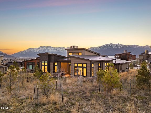 2nd image of 832 N Burro Peak Cir