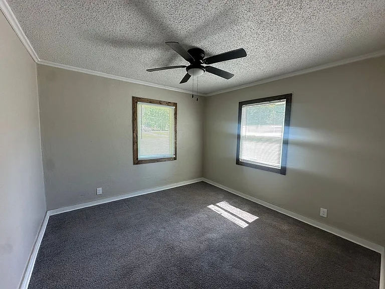 1326 Barry St — Photo 8
