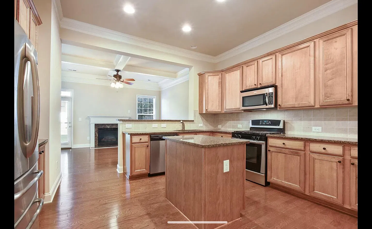 4 bed, 3.5 bath, 2596 sqft, $3,700 — Photo 3