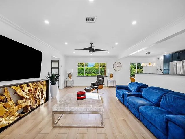 2866 SW 8th St — Photo 18