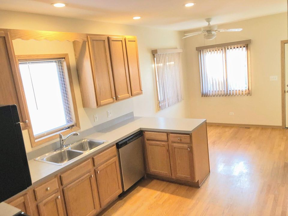 Bright, sunny, eat-in kitchen
