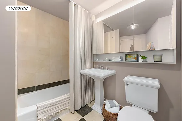 Bathroom, photo 1