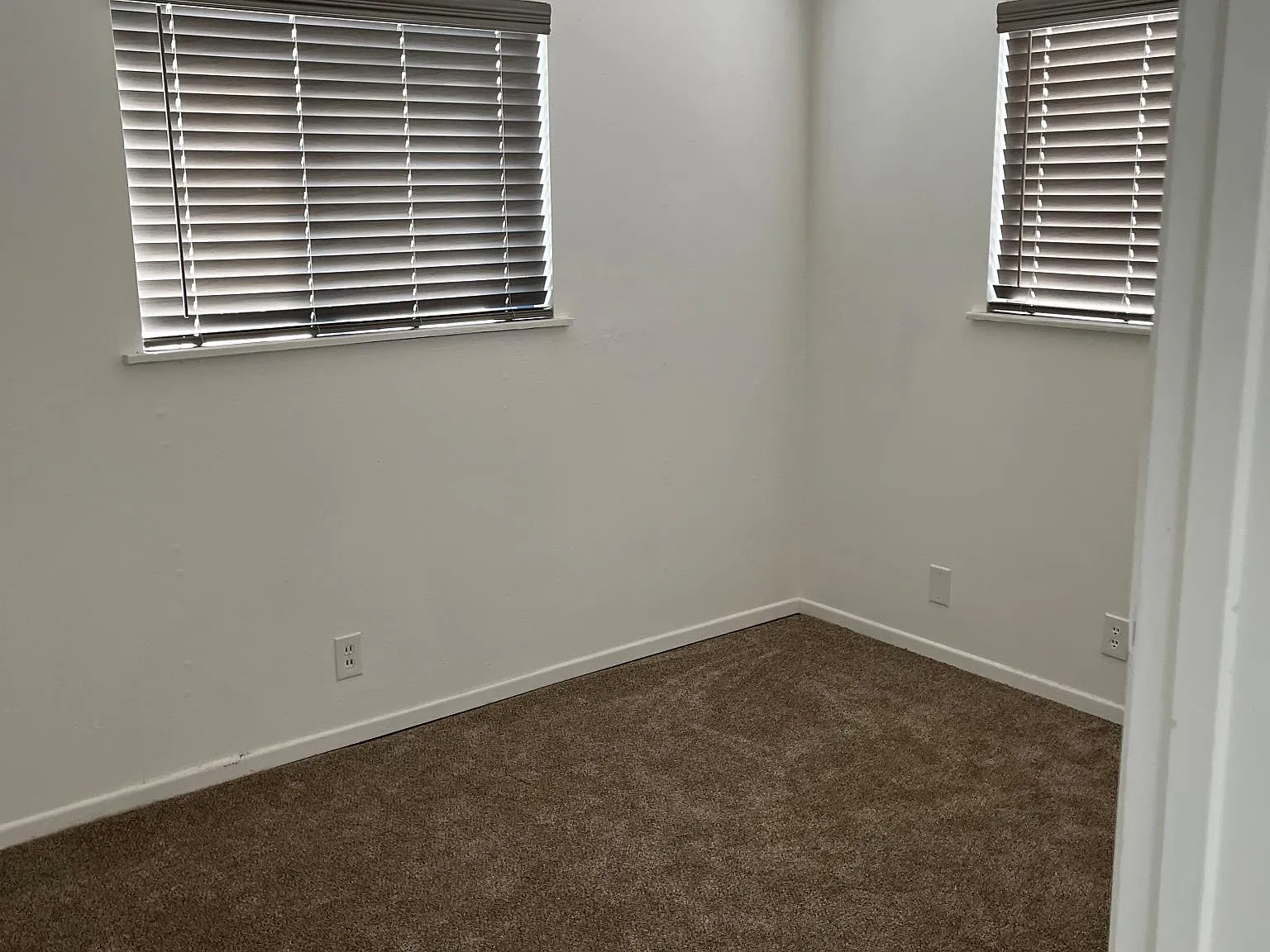 1127 E Donovan Rd — Photo 3