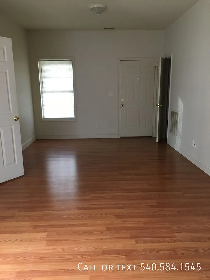 2 Bedroom 1.5 Bathroom in the Grandin Court Area — Photo 3
