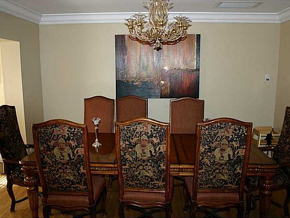 3rd image of 811 Venetia Ave