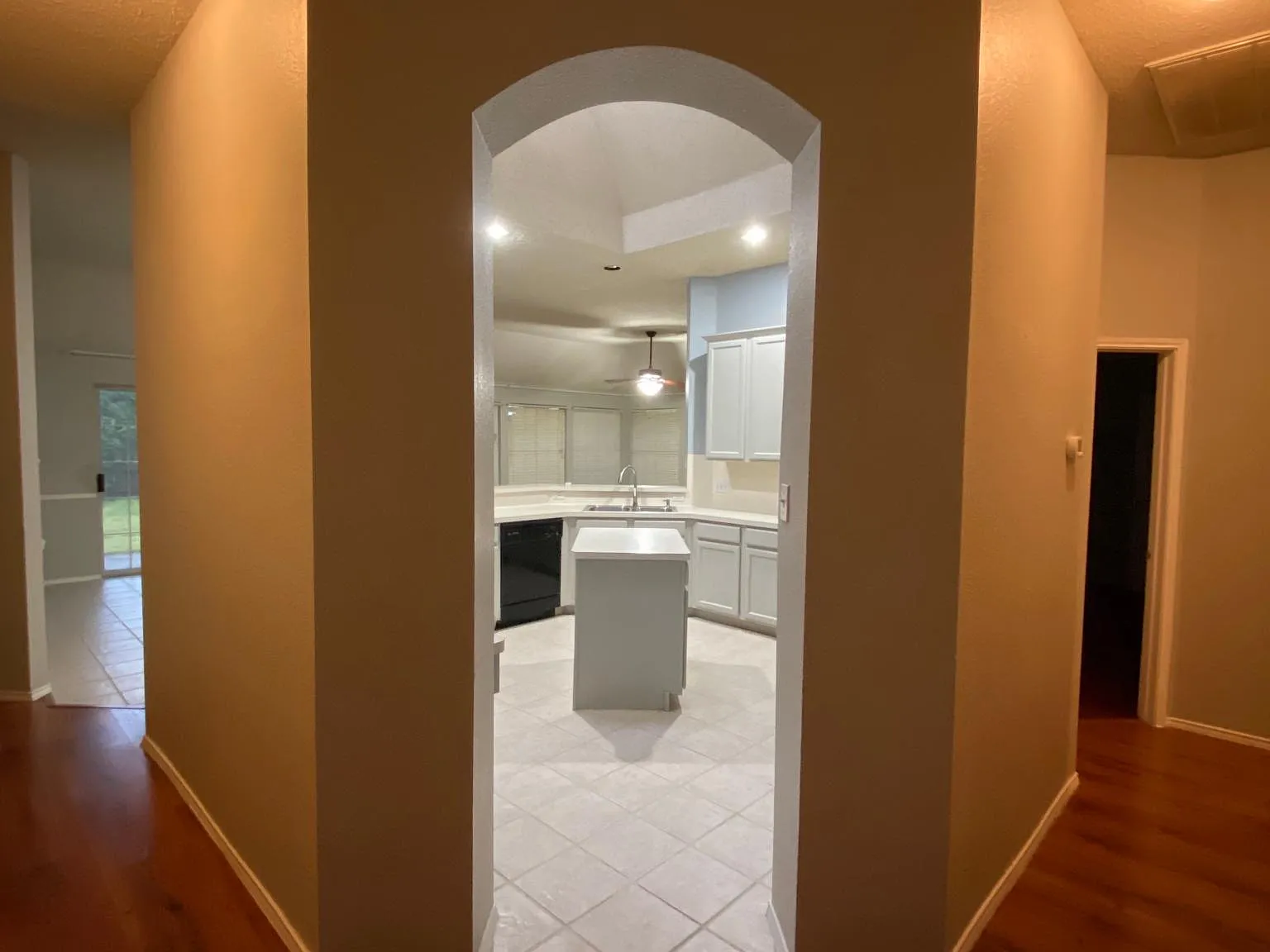 4 bed, 2202 sqft, $3,000 — Photo 4
