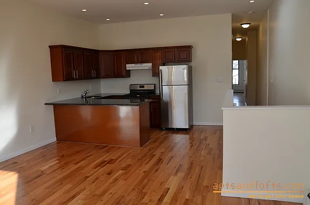 Rented by aptsandlofts.com | media 1
