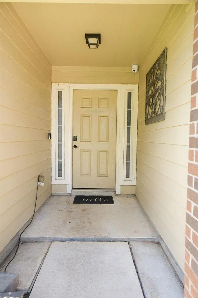 4 bed, 2.0 bath, 1400 sqft, $2,000 — Photo 2