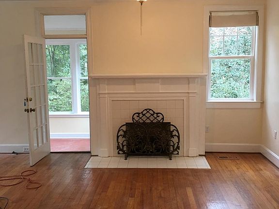 L-shaped kitcen, dining area with gas logs, 10 foot ceiling