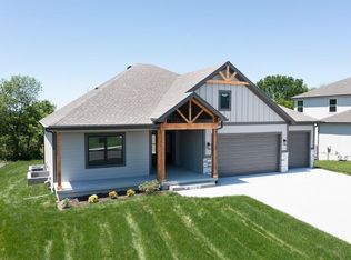 1684 N 163rd St, Basehor, KS 66007