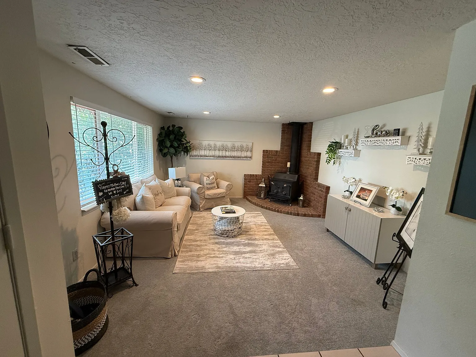 596 N Main St Apt A — Photo 2