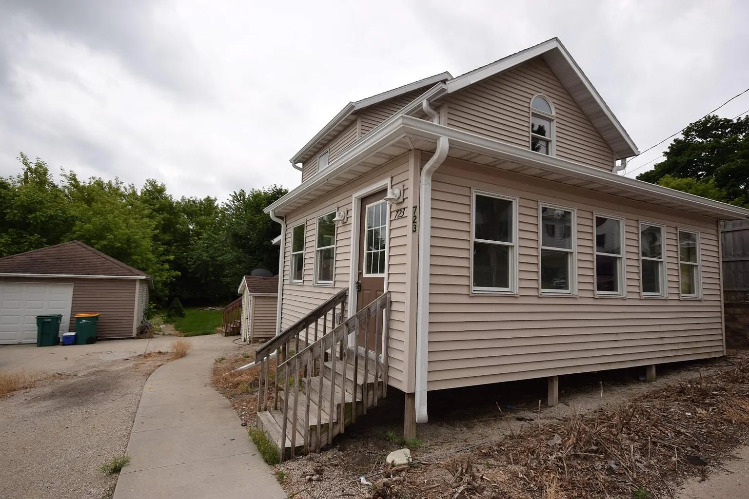 723 Main St photo 1