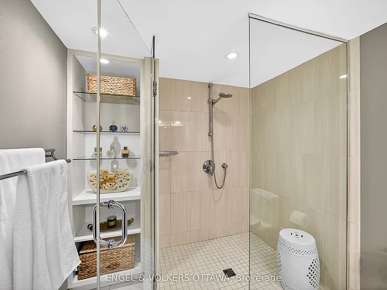 160 George St #2404 — Photo 34