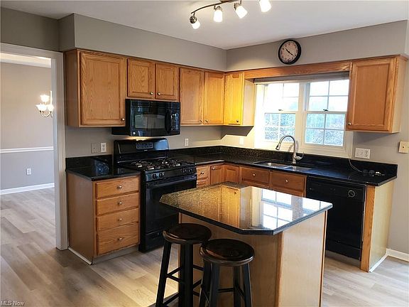 4th image of 379 Summerhill Dr