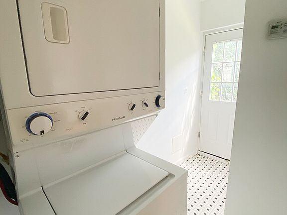 2nd image of 850 Saint Johns Pl #2