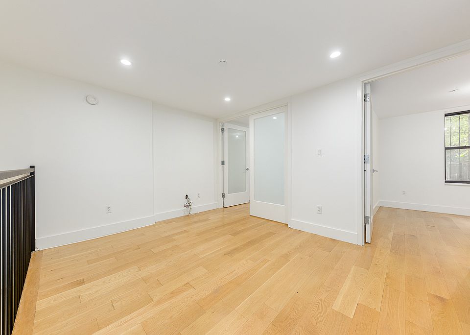 1st image of 419 W 48th St #1