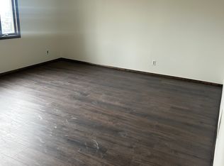 2 Gables Dr, Hicksville, NY 11801