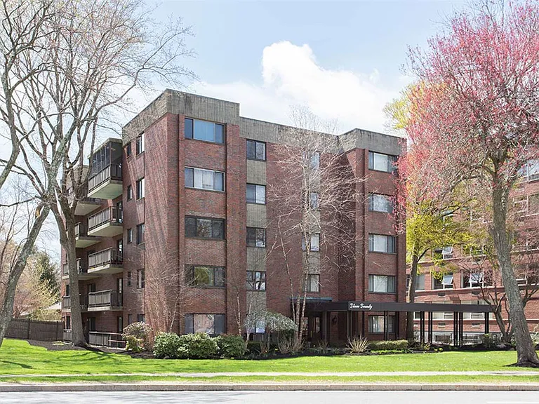 320 Hammond Pond Pkwy #305 — Photo 7