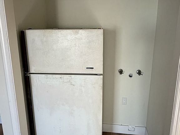 4th image of 425 Center St
