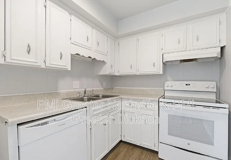 741 McPherson Dr — Photo 8