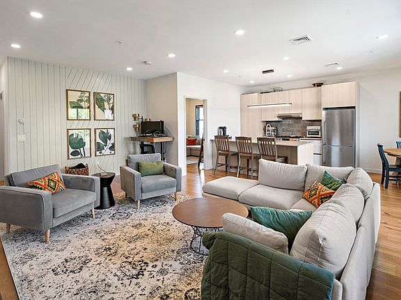 4th image of 211 Condor St #8