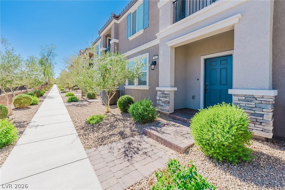 3 bed, 2.5 bath, 1832 sqft, $2,200 — Photo 2
