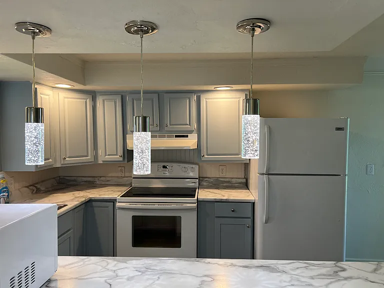 406 W Broadway St — Photo 2