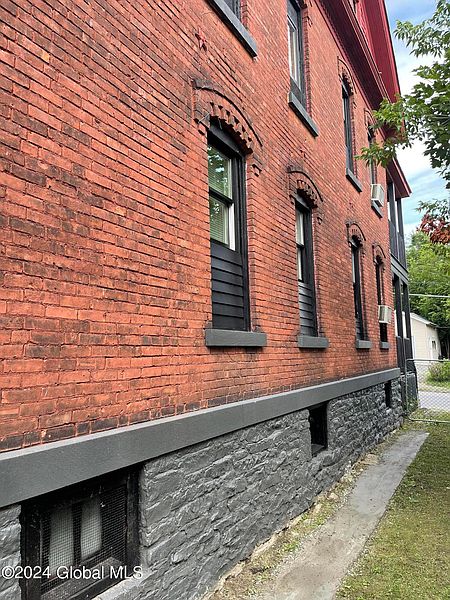 5th image of 2 Clinton Street