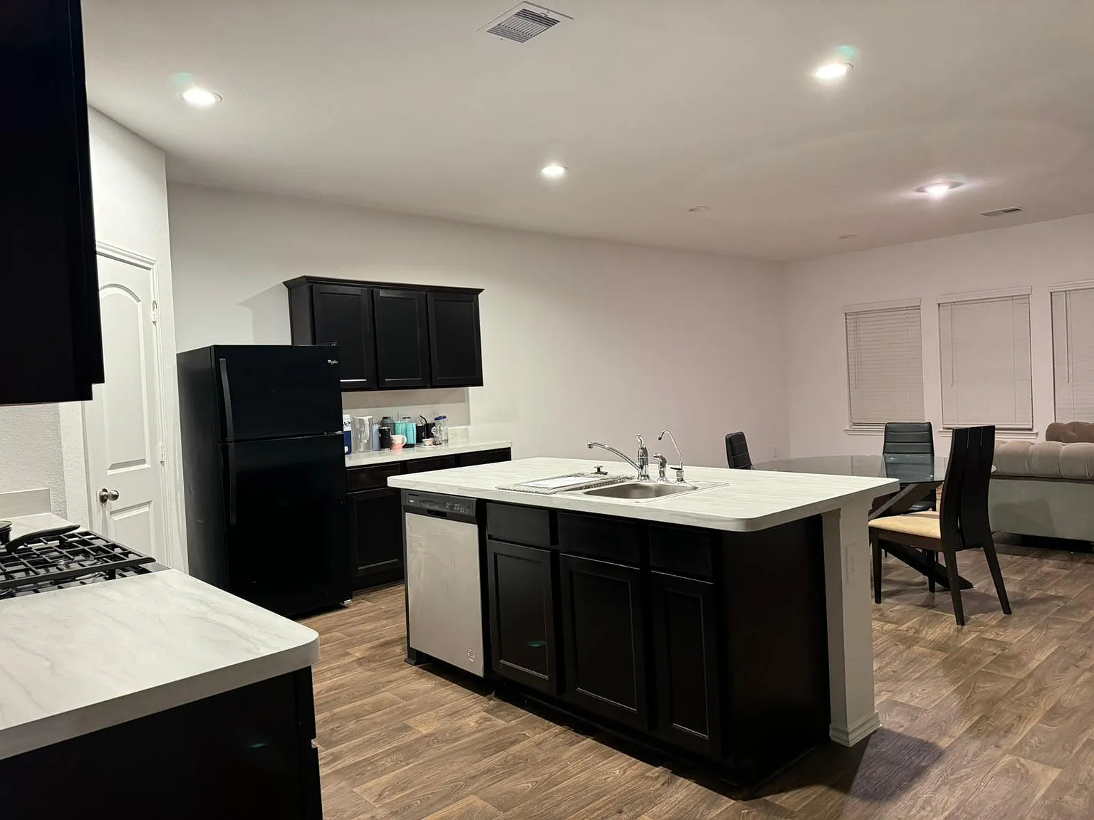4 bed, 3.0 bath, 2700 sqft, $866 — Photo 2