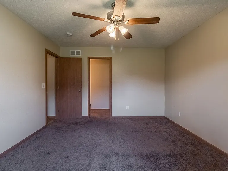 2849 W Rose St — Photo 2