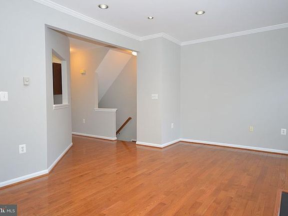 3rd image of 583 Kalmia Sq NE