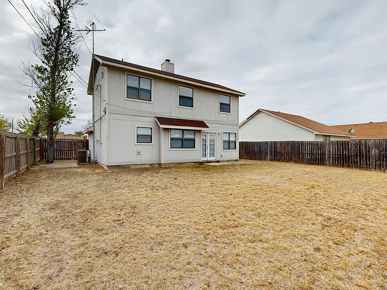 2211 Hilltop Loop — Photo 4