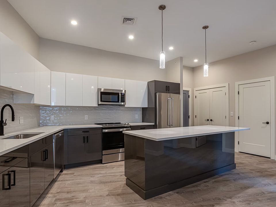 1st image of 125 Warren St #206-2