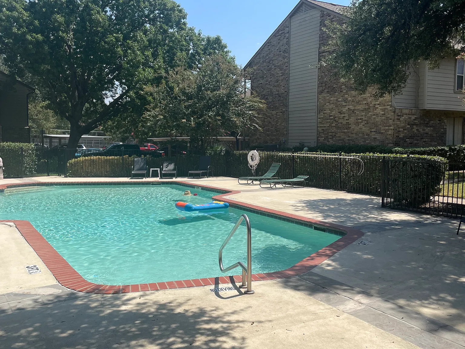 1 bed, 1.5 bath, 915 sqft, $1,900 — Photo 2