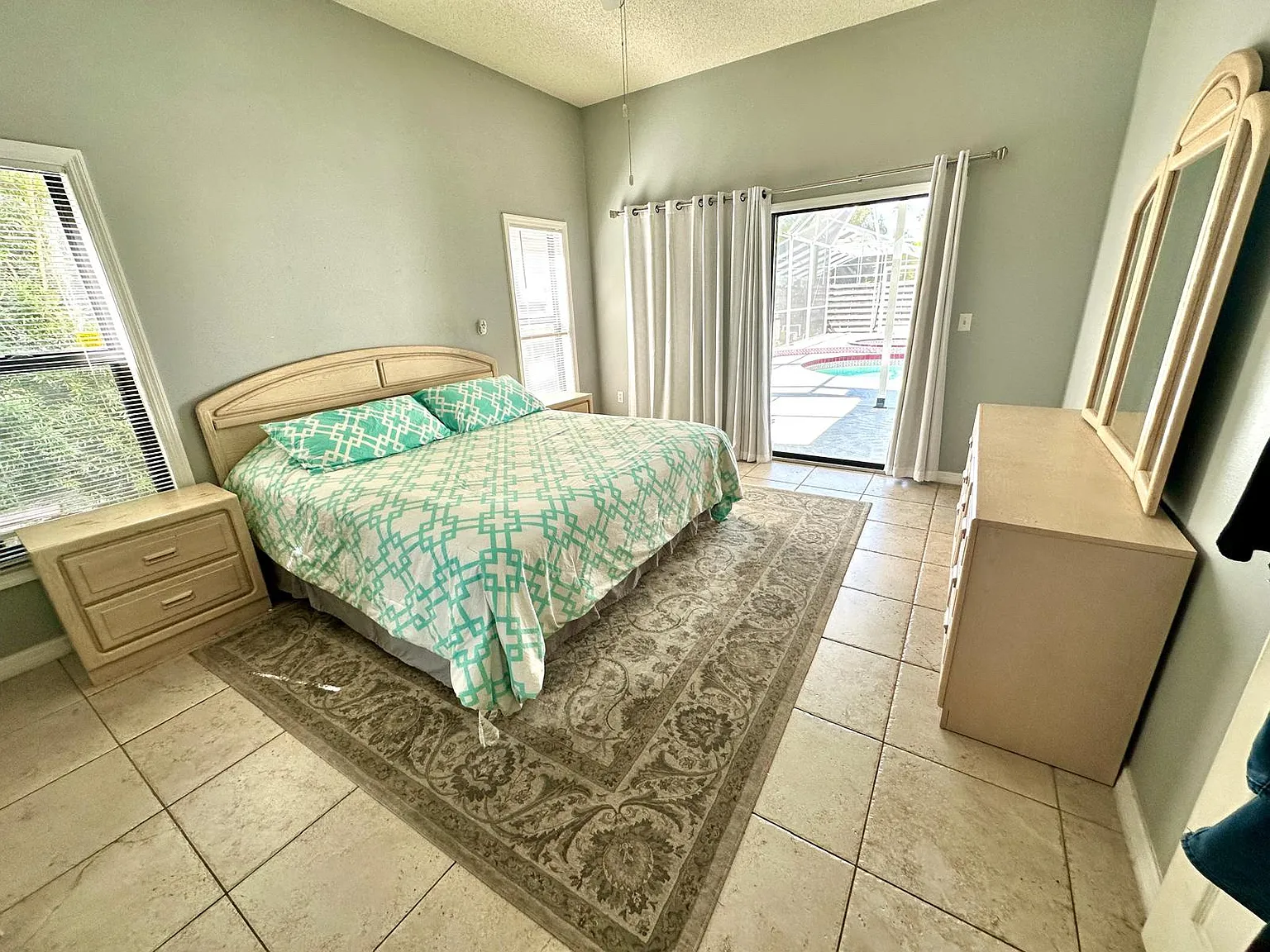 4 bed, 2054 sqft, $3,395 — Photo 3