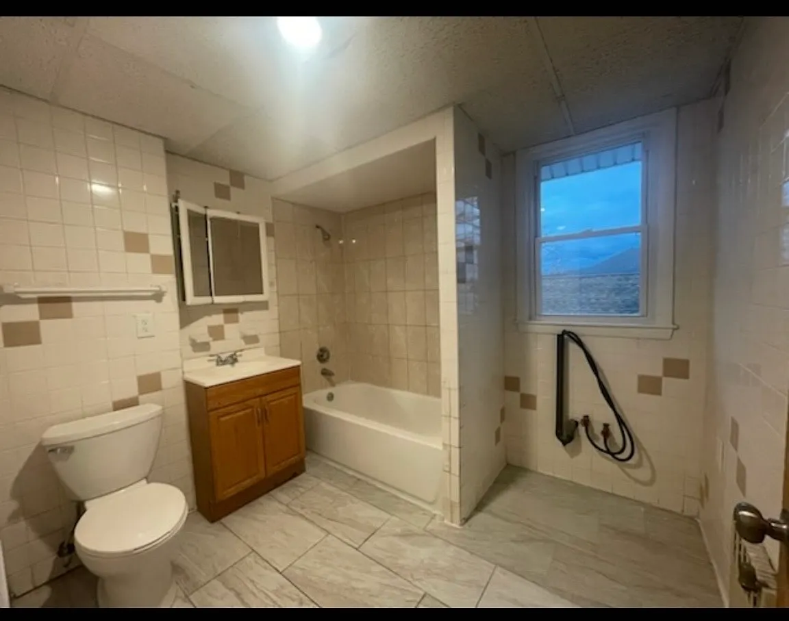 3 bed, 1650 sqft, $2,995 — Photo 2