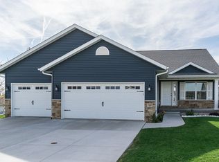 1220 Algonquin Dr, Cedar Falls, IA 50613