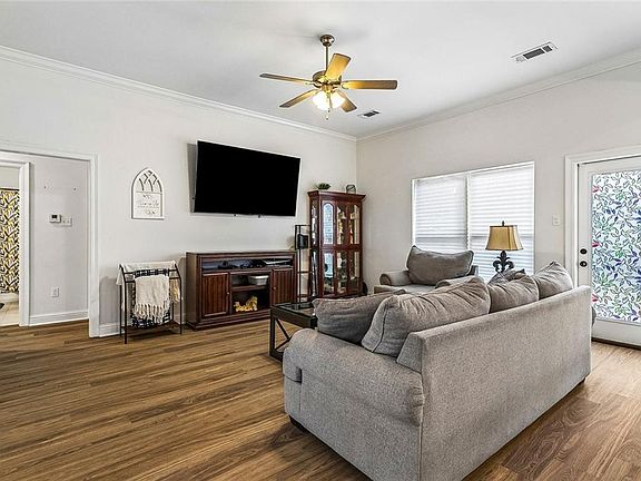 3rd image of 57418 Maple Ave