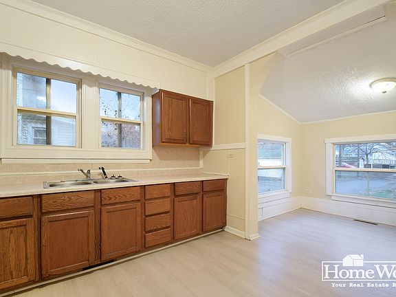 3rd image of 682 W Lexington Ave