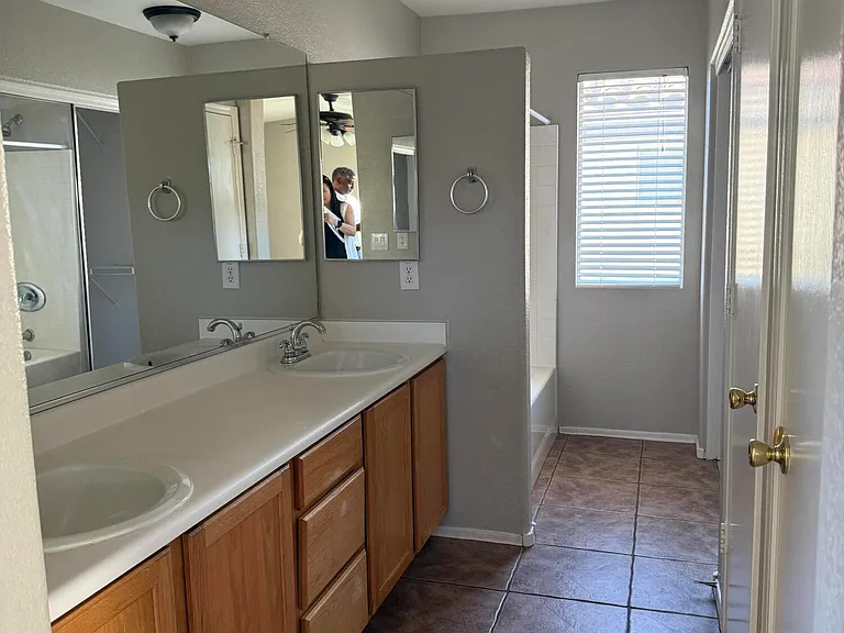 1410 E Mobile Ln — Photo 6