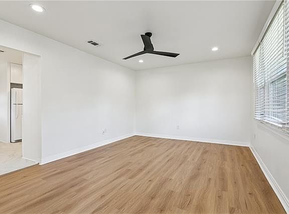 4th image of 212 Claiborne Ct