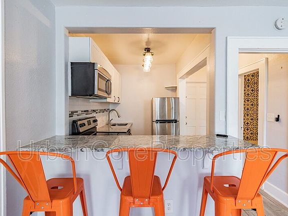 4th image of 360 13th Ave NE APT 6