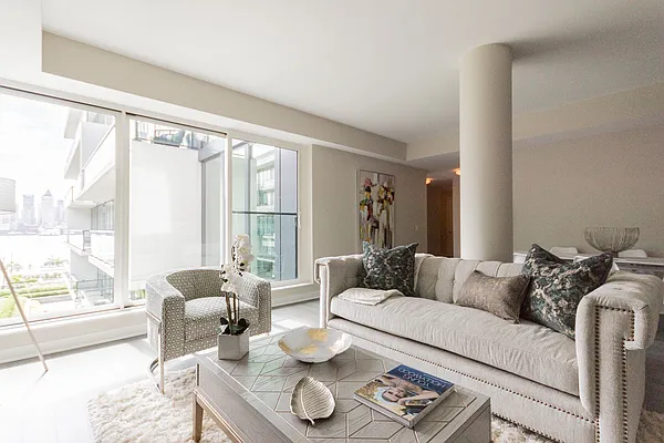 Sold by Nestseekers | media 4