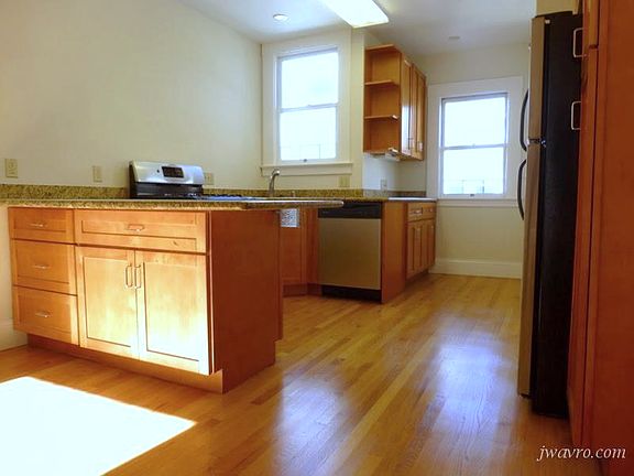 3rd image of 460 Waller St