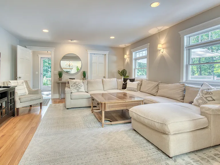 15 Sandown Ct — Photo 6
