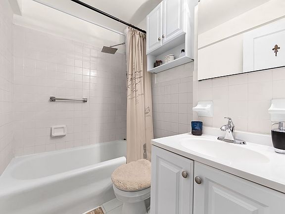 5th image of 319 E 50th St APT 10C