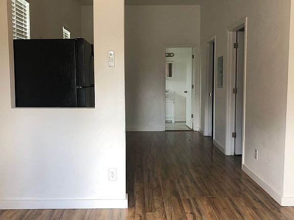 3rd image of 2419 S Presa St #102
