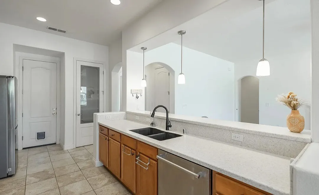 3 bed, 1918 sqft, $2,500 — Photo 4