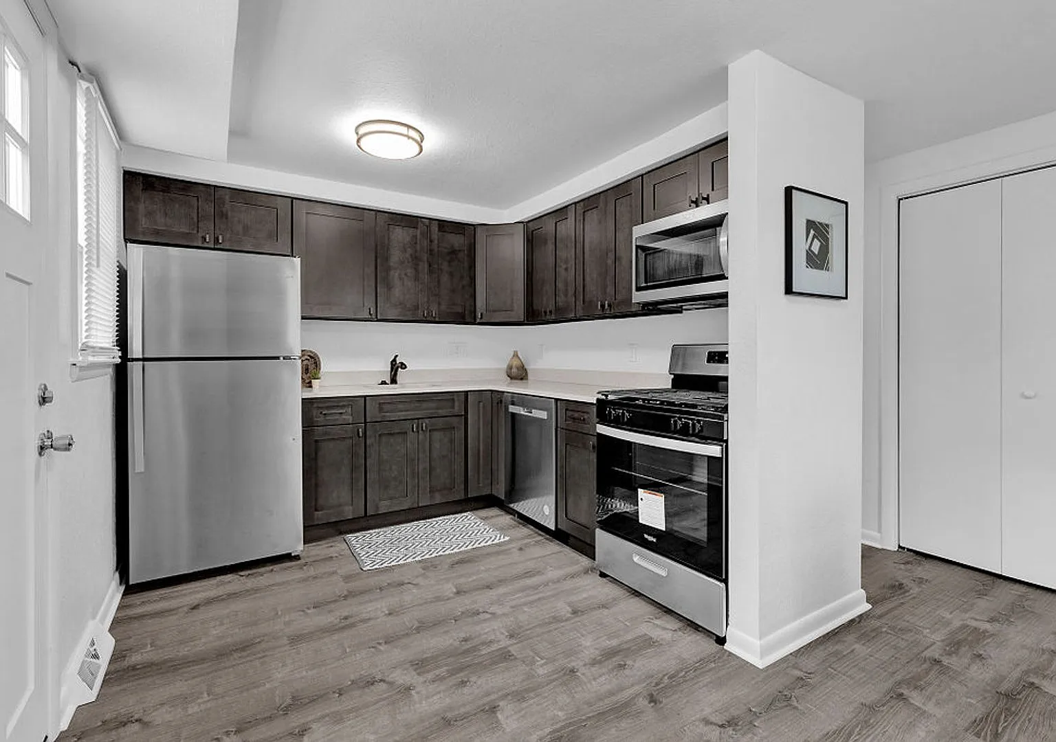 Sharon Court Townhouses — Photo 4